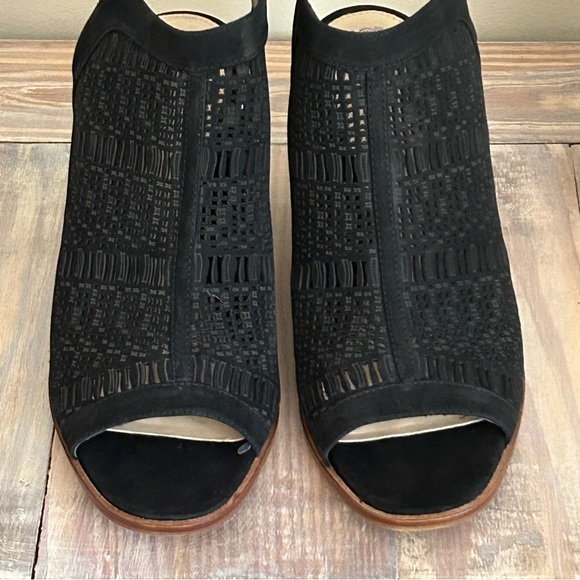 Vince Camuto Black Block Heel Laser Cut Sandal - NEW✨ - Picture 5 of 16